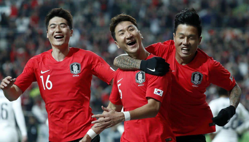 韩国队完胜日本队，黄鸭组合扛起全队